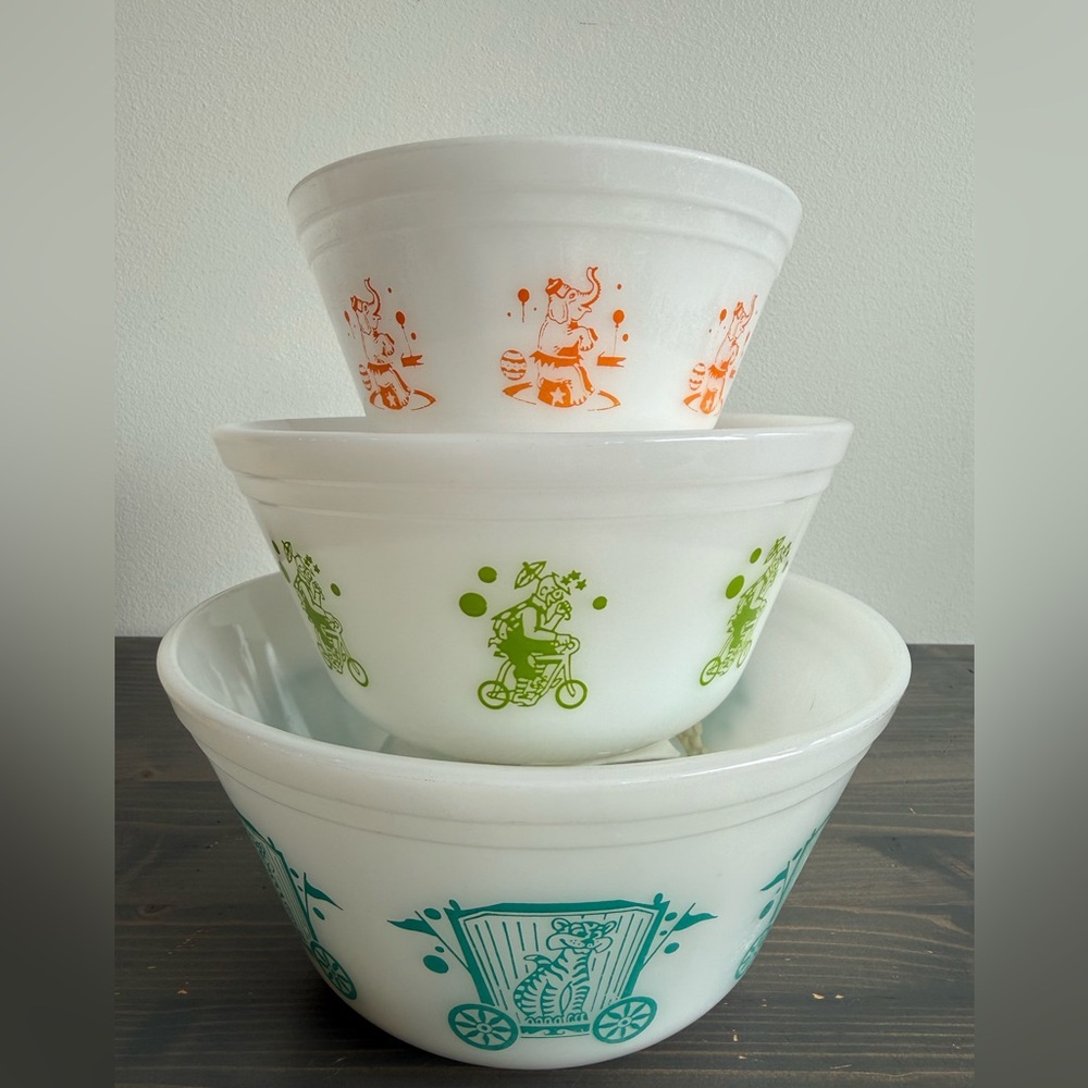 Vintage Circus Federal Glass milkglass nesting bowls